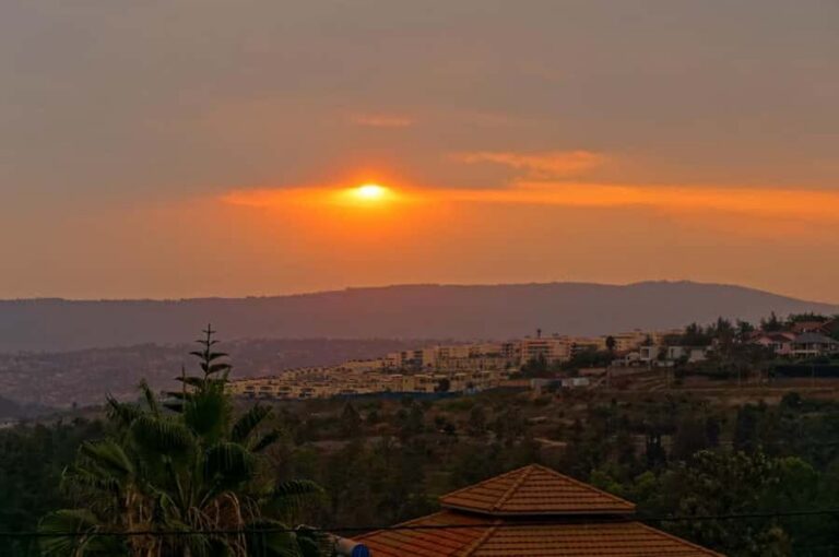 Kigali: Sunset Drinks, Dinner, and Nightlife Tour - Meeting at Lemon Kigali and getting into the right mood