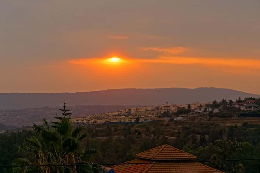 Kigali: Sunset Drinks, Dinner, and Nightlife Tour - Meeting at Lemon Kigali and getting into the right mood